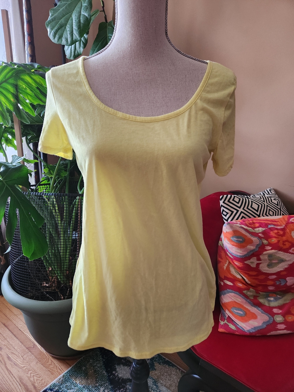 ALLOY Pale Yellow Scoop Neck Short Sleeve Tee